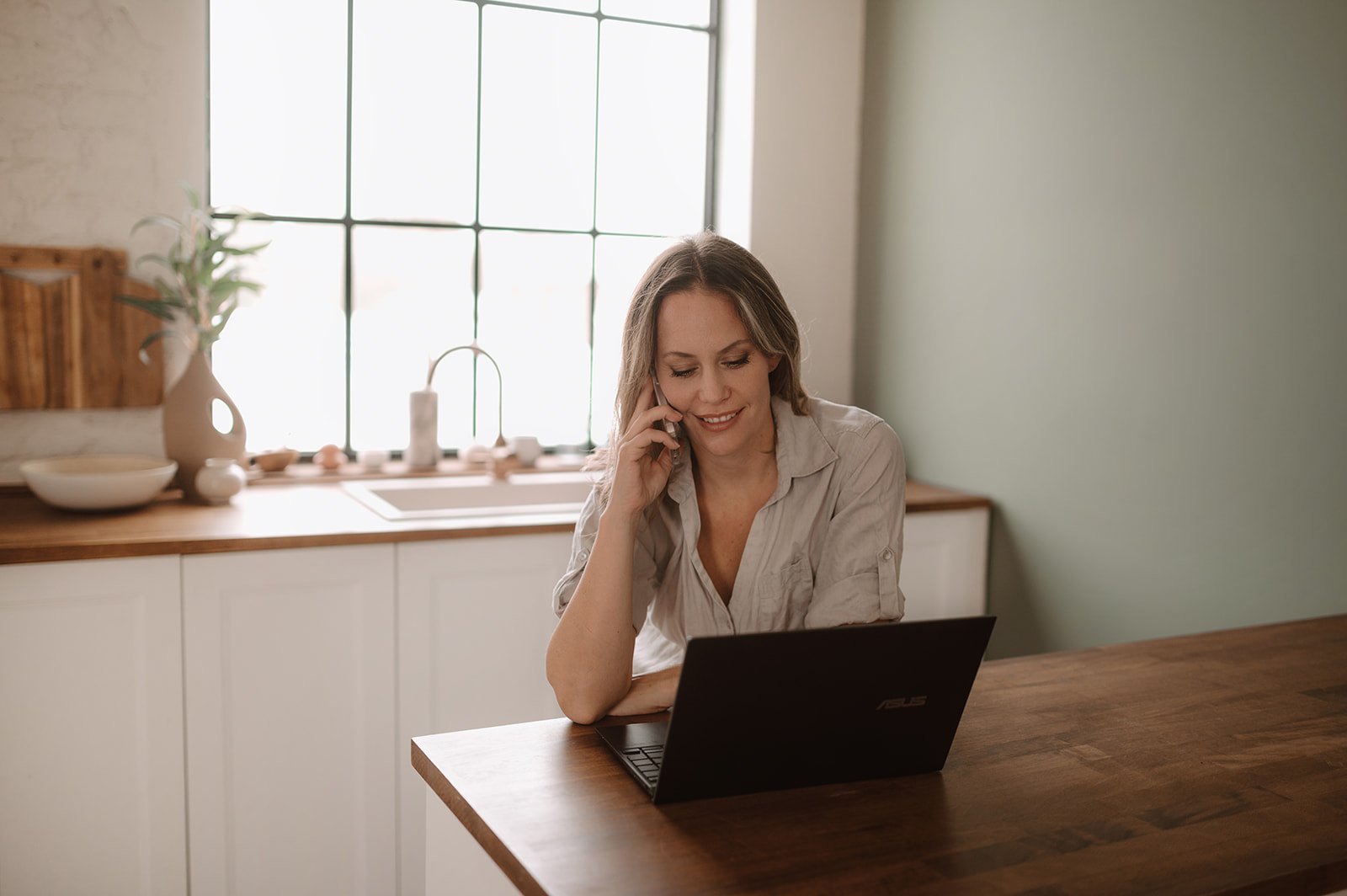 Recepció a Mexikói úti stúdióban: bejelentkezés telefonon és laptopon